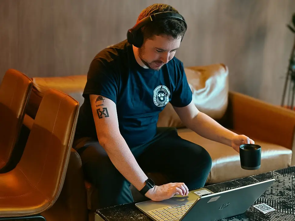 A student learning online during the summer, using remote education techniques